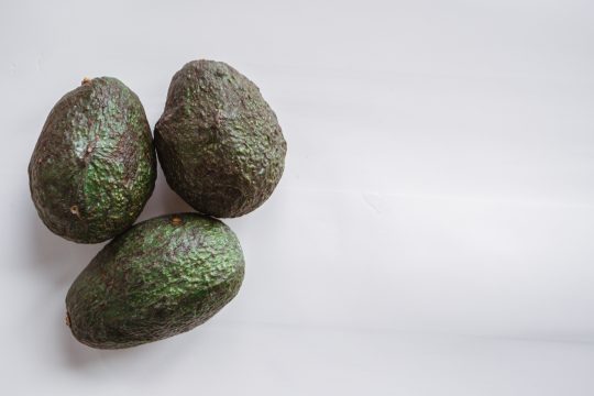 avokado na beloj pozadini